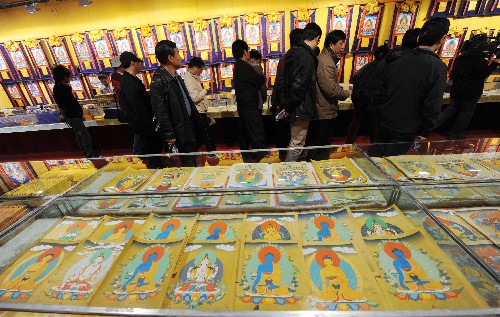 4月12日，援藏干部在西藏崗地經貿有限公司唐卡展示中心參觀。 當日，來自國家各部委的120多名援藏干部來到西藏國家級文化產業示范基地——西藏崗地經貿有限公司參觀。近年來，隨著西藏旅游業的迅速發展，文化產業得到空前發展。西藏崗地經貿有限公司作為西藏文化產業的龍頭企業，文化藝術產品深受國內外游客的青睞。 新華社記者 格桑達瓦 攝